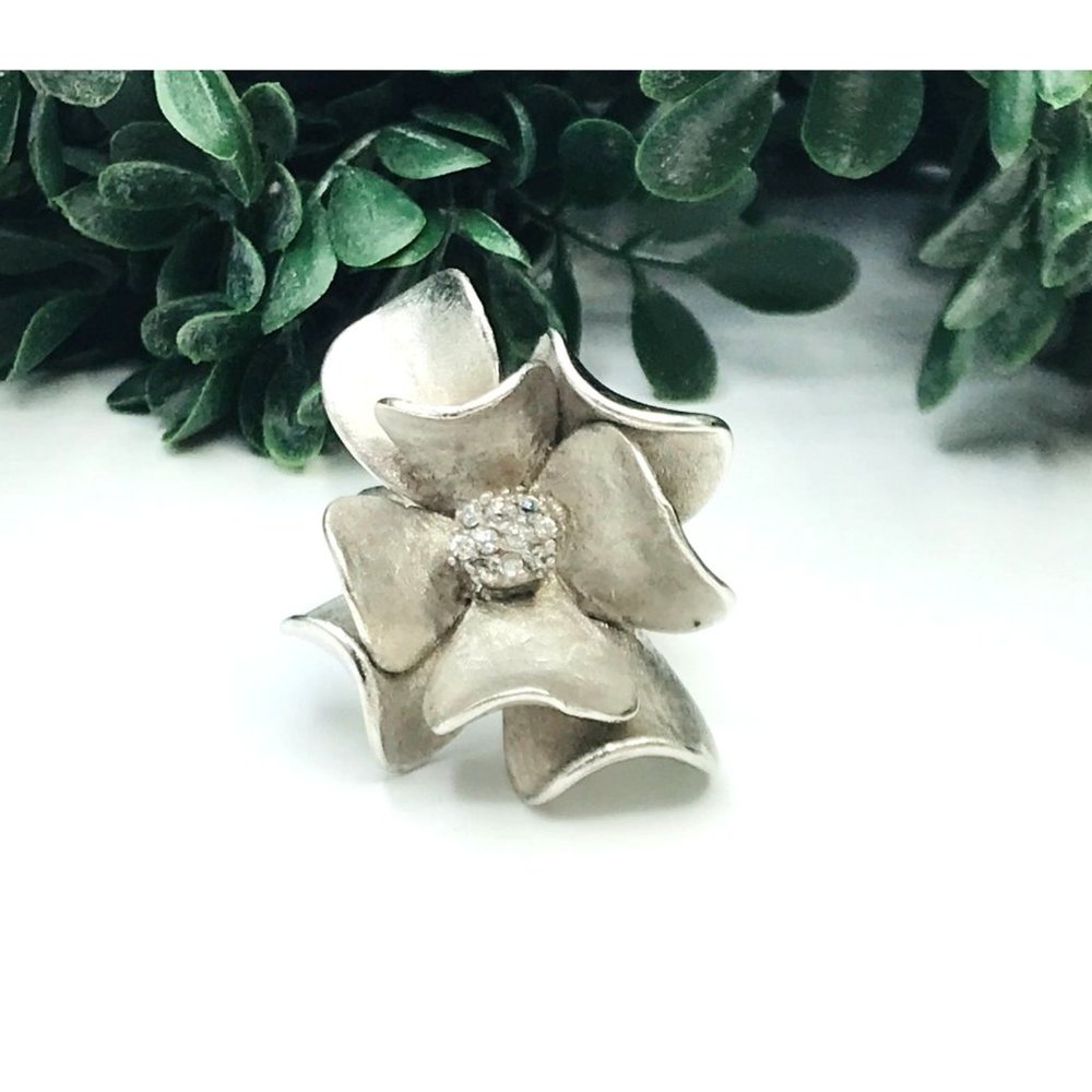 Vintage ring silver tone flower center of clear rhinestones cluster  ring by Pre